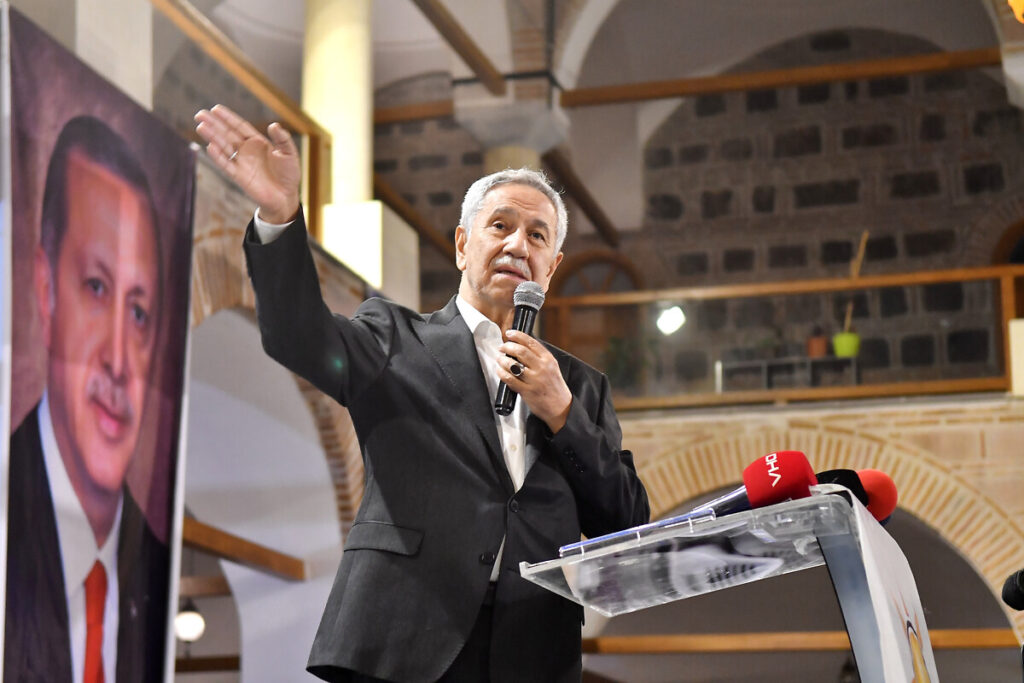 Bülent Arınç "yine" eleştirdi: Erdoğan ve ben tutuksuz yargılandık