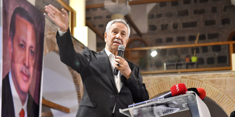 Bülent Arınç "yine" eleştirdi: Erdoğan ve ben tutuksuz yargılandık