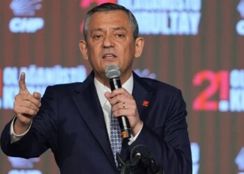 CHP kurultayında Özel yeniden başkan seçildi