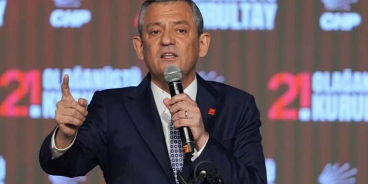 CHP kurultayında Özel yeniden başkan seçildi
