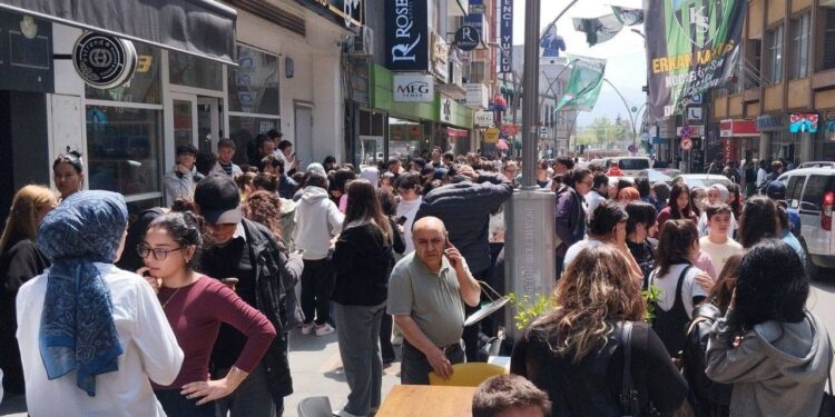 Camdan pencereden atladılar, yaşadıkları şoku anlattılar