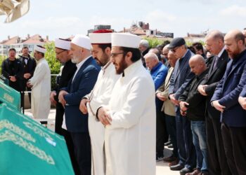 Cumhurbaşkanı Erdoğan'dan Vefat Eden Lise Öğretmenine Son Veda: Tabutuna Omuz Verdi