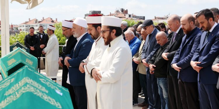 Cumhurbaşkanı Erdoğan'dan Vefat Eden Lise Öğretmenine Son Veda: Tabutuna Omuz Verdi