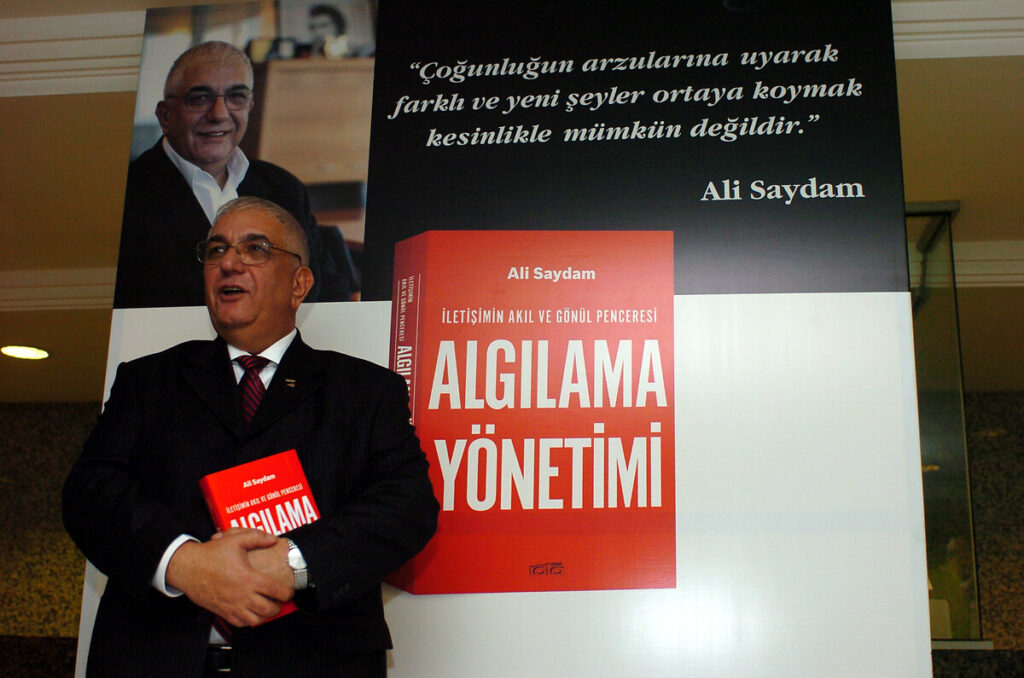 Cumhurbaşkanlığına atandı, ilk mesajı ağır oldu