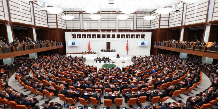 DEM Parti'den işçi hakları için Meclis'e kanun teklifi