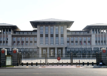 Dar gelirli için yapılan konutlar Saray personeline gitti