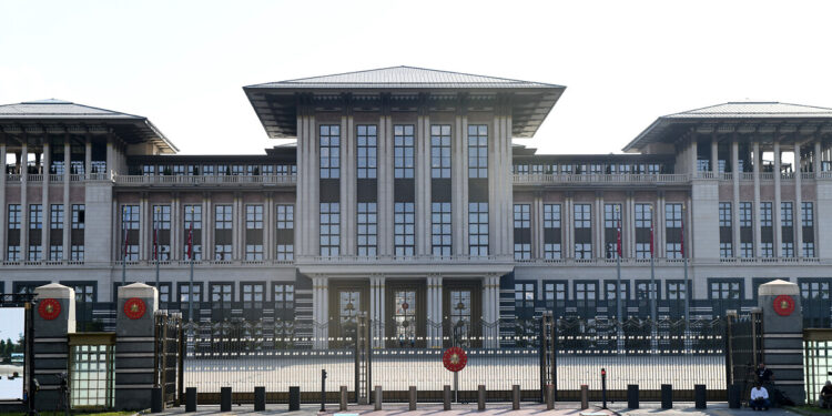 Dar gelirli için yapılan konutlar Saray personeline gitti