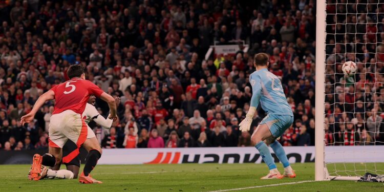 Dünya Futbol Tarihine Geçecek Maç, Manchester United'tan Efsanevi Geri Dönüş: Uzatmalarda 5 Gol