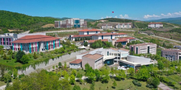 Düzce Üniversitesi'nden evli personellerine 'aile yılı'na özel izin