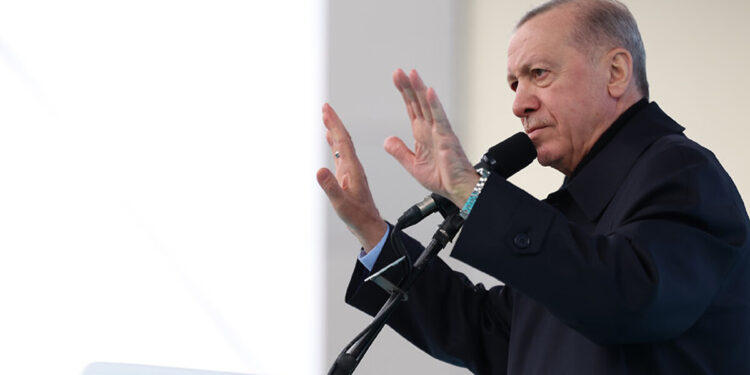 Erdoğan konuşurken pankart açan tekstil işçisi tutuklandı