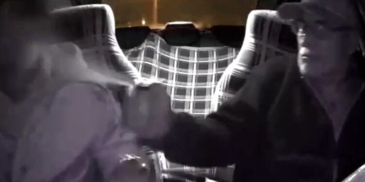 Film Sahnelerini Aratmayan Olay! Oyuncak Silahla Taksiciyi Gasp Etmeye Çalıştı, Biber Gazını Yedi