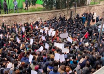 Gençler oyunu bozdu; iktidarın kâğıttan kaplandan başka bir şey olmadığını herkese hatırlattı!