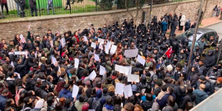 Gençler oyunu bozdu; iktidarın kâğıttan kaplandan başka bir şey olmadığını herkese hatırlattı!