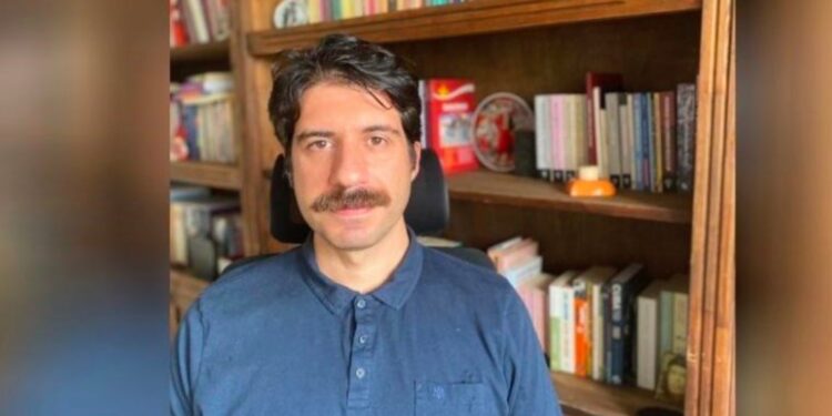 Hak ettiği yerde, kürsüde, öğrencileriyle buluşmasını talep ediyoruz!