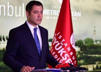 Hani eşler, çocuklar siyasi kavgadan muaftı!