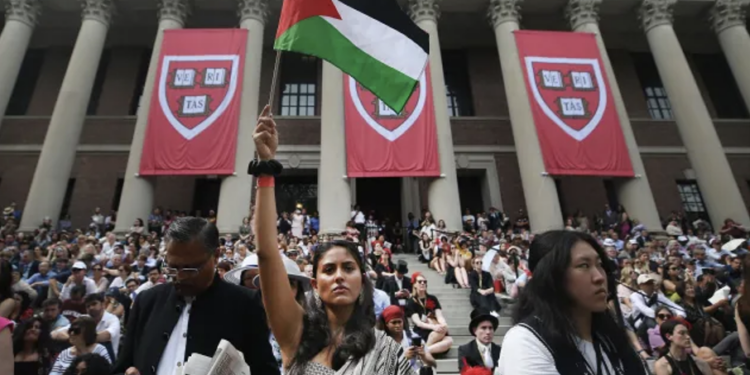 Harvard Filistin protestolarını engellemeyi reddetti, Trump 2,2 milyar dolarlık fonu dondurdu