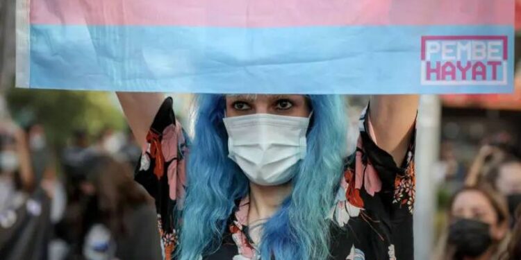 Hormon ilaçlarına getirilen kısıtlama trans bireyleri nasıl etkiliyor?