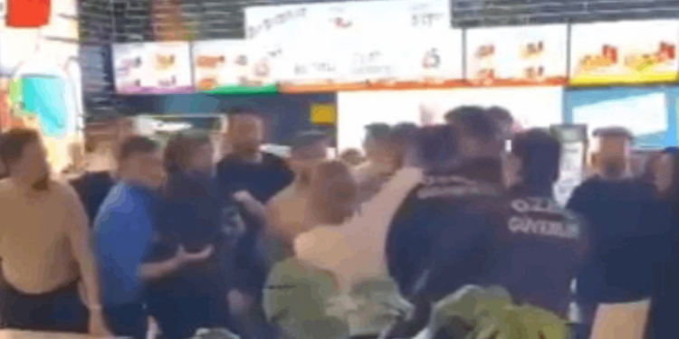 İki Grup Birbirine Girdi, AVM Savaş Alanına Döndü