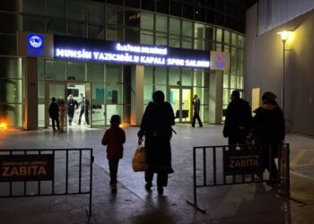 İstanbul'da bazı vatandaşlar deprem endişesiyle geceyi dışarıda geçiriyor