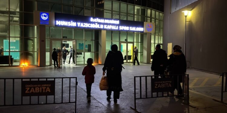 İstanbul'da bazı vatandaşlar deprem endişesiyle geceyi dışarıda geçiriyor