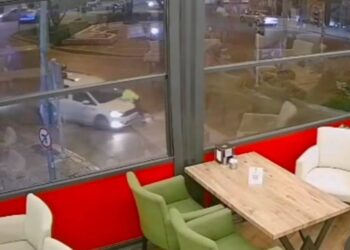 İzmir'de alkollü sürücü polisi 500 metre sürükledi