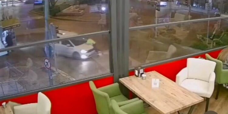 İzmir'de alkollü sürücü polisi 500 metre sürükledi