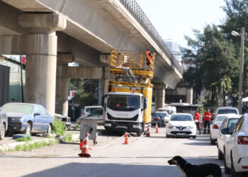 İzmir'de metro hattındaki üst geçitten dökülen beton parçaları tehlike oluşturuyor