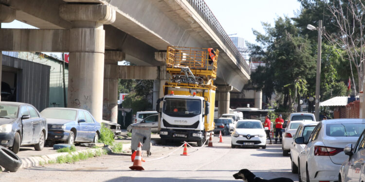 İzmir'de metro hattındaki üst geçitten dökülen beton parçaları tehlike oluşturuyor