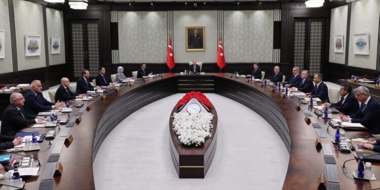 Kabine Toplanıyor! Masada Hangi Konular Var?