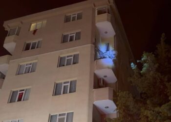 Kadıköy'de Korku Dolu Gece! Bir Apartmanda Balkon Çöktü