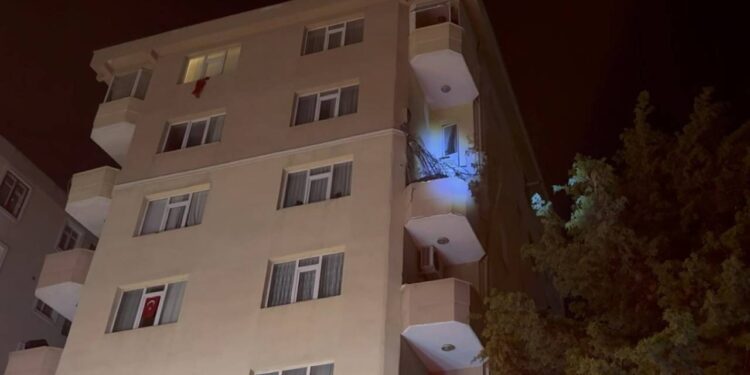 Kadıköy'de Korku Dolu Gece! Bir Apartmanda Balkon Çöktü