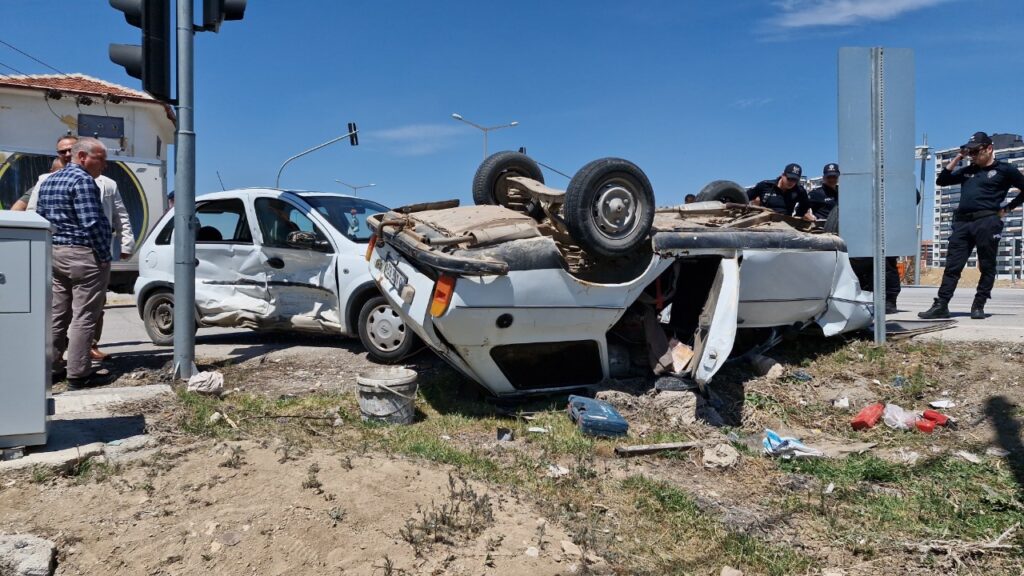 Karaman'da Trafik Kazası: Bir Otomobil Ters Döndü, 2 Yaralı