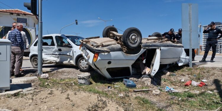 Karaman'da Trafik Kazası: Bir Otomobil Ters Döndü, 2 Yaralı