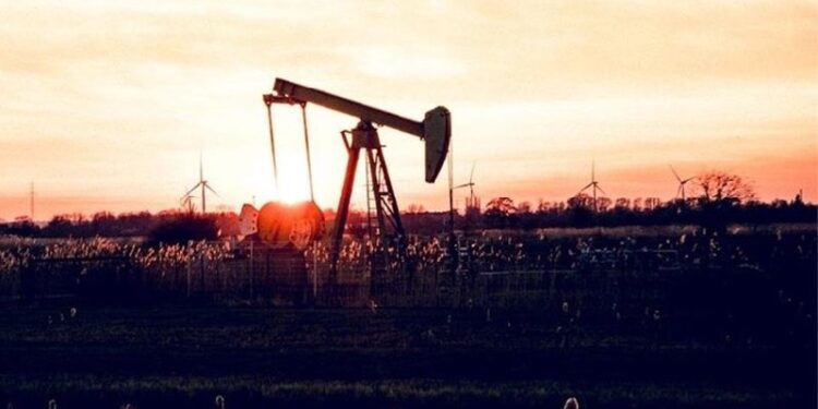 Küresel petrol talebi artışındaki beklentiler aşağı yönlü olarak revize edildi