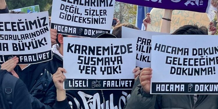 Lise öğrencileri ayakta: Koyun sürüsü değiliz