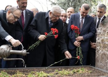 MHP, Alparslan Türkeş'in vefatının 28'inci yıl dönümünde mezarını ziyaret etti