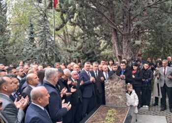 MHP, Vefatının 28. Yılında Alparslan Türkeş’in Kabrini Ziyaret Etti
