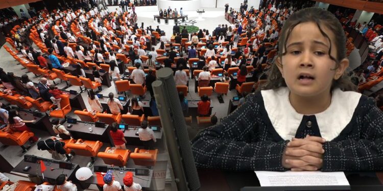 Meclis Çocuk Oturumuna Damga Vuran Sözler! 'Sesimi Meclis'te Duyurabiliyorsam, Atatürk'ün Mirası Cumhuriyet'in Eseridir'