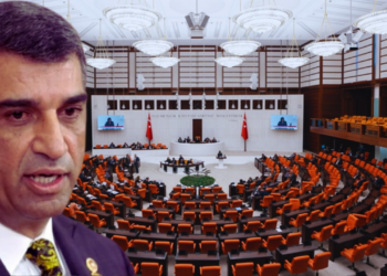 Meclis'te Sessiz Protesto: Dakikalarca Konuşmadan Durdu