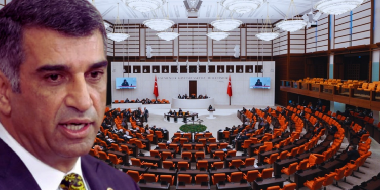 Meclis'te Sessiz Protesto: Dakikalarca Konuşmadan Durdu