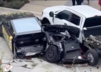 Mercedes Tesla'yı ikiye böldü