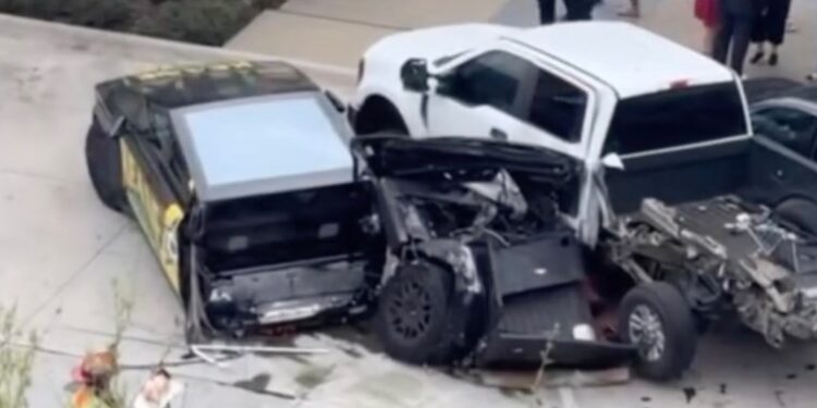 Mercedes Tesla'yı ikiye böldü