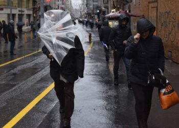 Meteoroloji ve AKOM peş peşe uyardı: İstanbul'da fırtına alarmı!