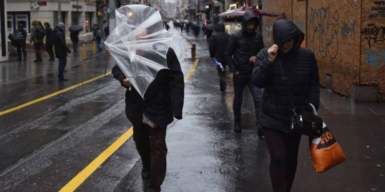 Meteoroloji ve AKOM peş peşe uyardı: İstanbul'da fırtına alarmı!