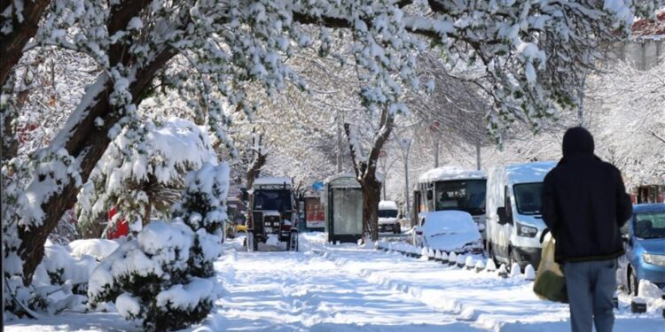 Meteoroloji'den Peş Peşe Uyarılar: Kar Yağışı, Sağanak, Fırtına, Çöl Tozu Geliyor...