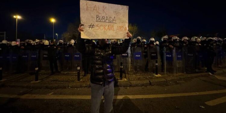 Muhalefetin, gençliği dinlemeden anlamadan atacağı her adım onları ürkütebilir