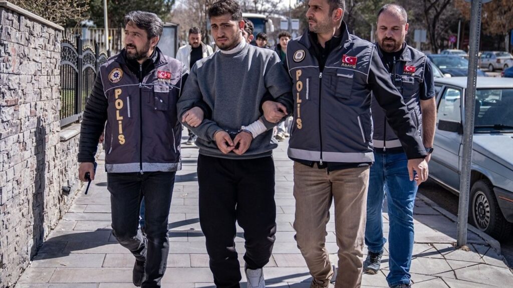 Nikahlı eşini boğdu, kendini kesti