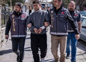 Nikahlı eşini boğdu, kendini kesti