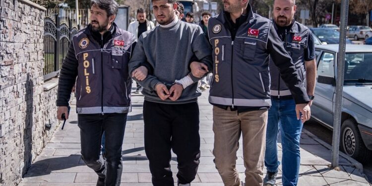 Nikahlı eşini boğdu, kendini kesti