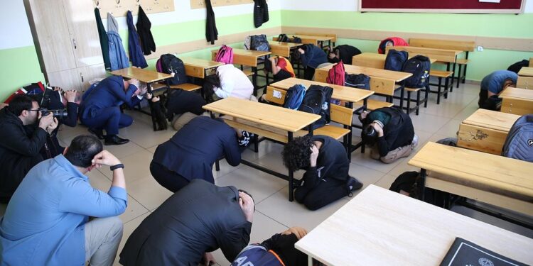 Okullarda Afet Alarmı: Ders Zili Bu Kez 'Deprem' İçin Çalıyor